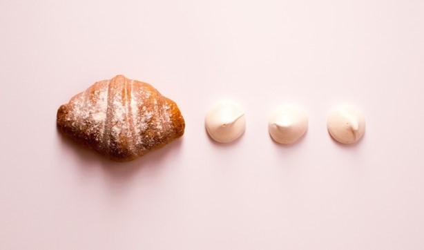 photo d'un croissant et 3 macarons